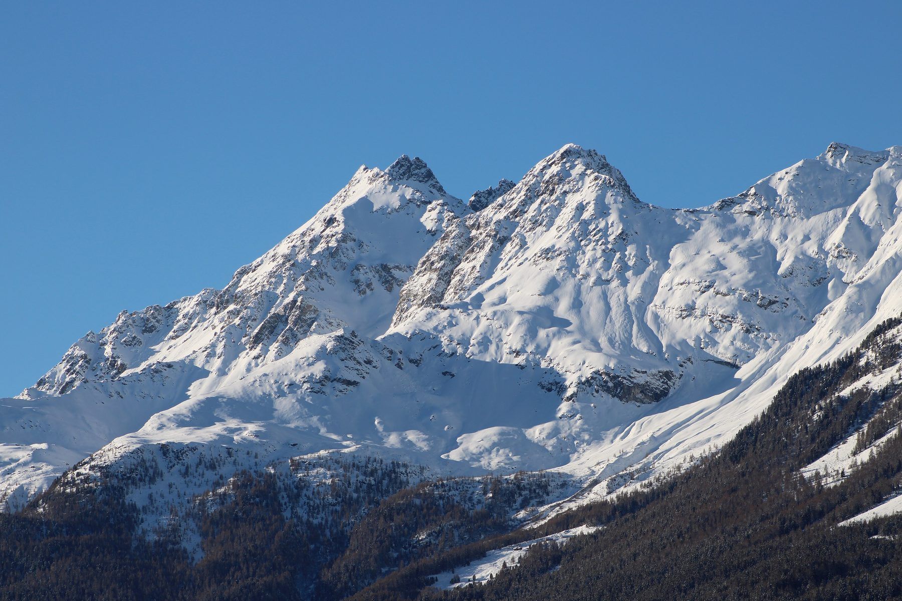 Cime innevate sotto un cielo azzurro